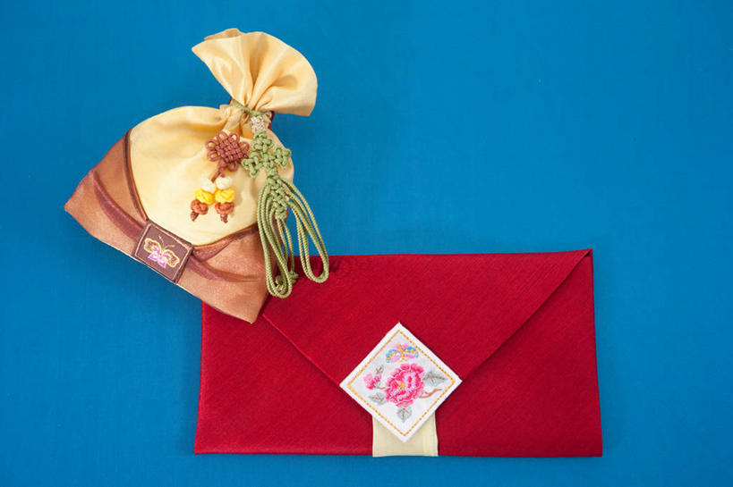无人,横图,室内,特写,白天,正面,静物,袋子,阴影,蓝色背景,装饰,反射,传递,信息,布袋,影子,邮件,联系,祝福,文化,传统,红色,祈祷,祈福,健康,联络,许愿,邮递,通信,摄影,影棚,福袋,信件,纪念,华丽,修饰,祈求,吉祥,点缀,邮政,衬托,美观,雅致,雅观,好运,平安,彩图,影棚拍摄,拍摄