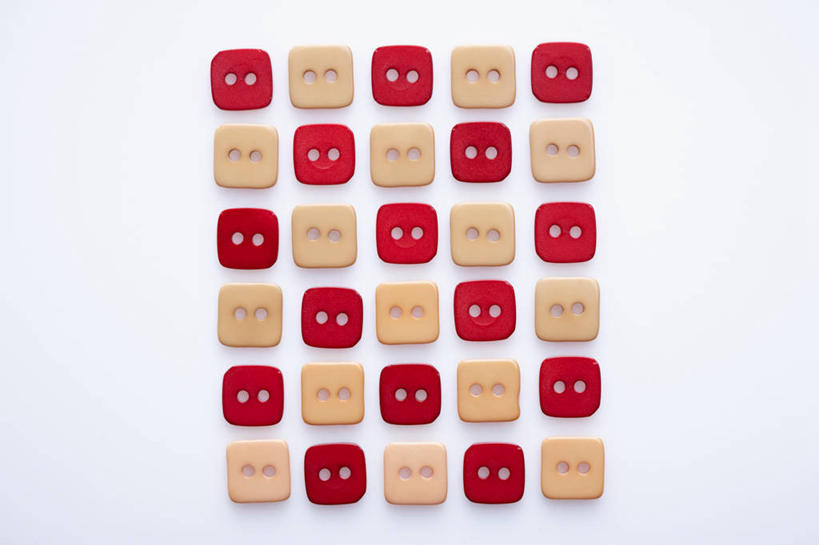 无人,横图,室内,特写,白天,白色背景,正面,静物,一排,许多,整齐,并列,并排,很多,纽扣,排列,黄色,红色,摄影,影棚,钮扣,队列,平行,彩图,影棚拍摄,拍摄