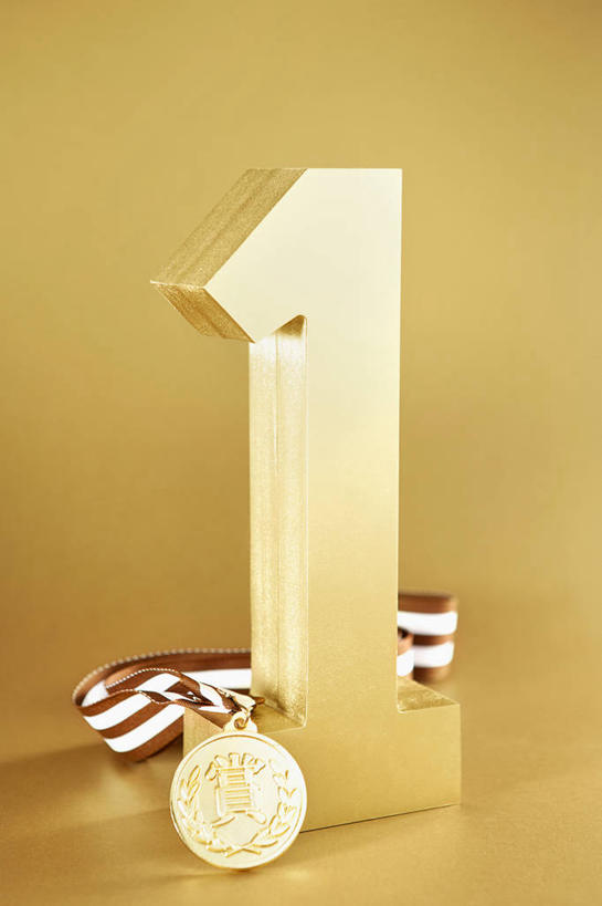 无人,竖图,室内,特写,白天,正面,成功,胜利,静物,阴影,黄色背景,反射,标志,数字,文字,影子,字符,标识,一个,光彩,摄影,阿拉伯数字,影棚,单个,奖牌,金牌,荣誉,奖品,荣耀,光荣,彩图,影棚拍摄,拍摄