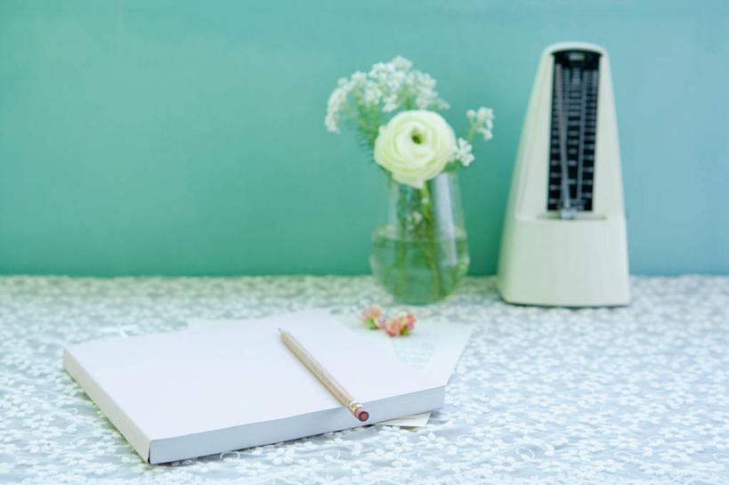 无人,横图,室内,白天,正面,水,花瓶,书籍,蓝色背景,盛开,笔,液体,水滴,办公用品,节拍器,花蕾,玻璃制品,文具,花,花瓣,花朵,鲜花,玻璃瓶,瓶子,铅笔,学习用品,书本,花苞,花蕊,摄影,影棚,文具用品,节奏,节拍,稳定,书,图书,彩图,影棚拍摄,拍摄