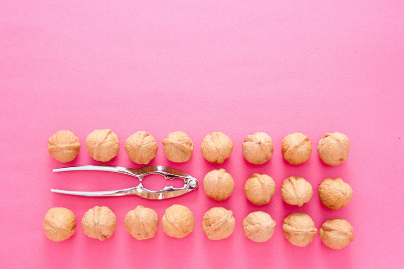 无人,横图,俯视,室内,特写,白天,一排,许多,阴影,粉色背景,整齐,并列,并排,反射,工具,钳子,影子,核桃,坚果,果实,很多,排列,一个,干果,摄影,影棚,单个,五金,队列,平行,胡桃,核桃钳,胡桃钳,羌桃,胡桃夹,彩图,高角度拍摄,影棚拍摄,拍摄