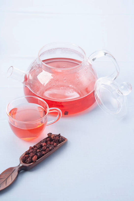 无人,竖图,俯视,室内,特写,白天,白色背景,幸福,植物,餐桌,茶,桌子,杯子,阴影,反射,壶,影子,茶叶,草药,药草,娱乐,中药,畚箕,水壶,茶壶,容器,水杯,享受,休闲,温馨,放松,乐趣,摄影,影棚,簸箕,餐台,提神,舒适,醒脑,药材,中草药,中药材,本草,北五味子,秤砣子,五味子,茶杯,彩图,高角度拍摄,影棚拍摄,拍摄,五味子茶