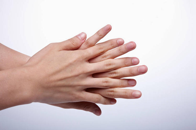 东方人,手,一个人,双手交叉,横图,室内,特写,白天,白色背景,侧面,亚洲,双手,仅一个男性,仅一个人,阴影,反射,影子,黄种人,仅一个年轻男性,手部,摄影,影棚,荡涤,洗濯,男人,男性,年轻男性,亚洲人,清洗,半身,彩图,影棚拍摄,拍摄