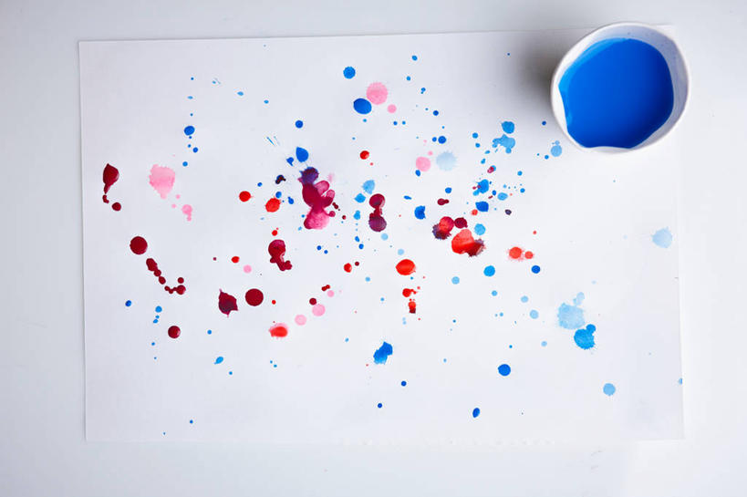 无人,横图,俯视,室内,特写,白天,白色背景,绘画,水,静物,杯子,阴影,飞溅,艺术,溅,反射,液体,影子,纸,水滴,纸张,水珠,一个,纸制品,摄影,影棚,单个,纸杯,颜料,美术,喷洒,一次性杯子,画纸,彩图,高角度拍摄,影棚拍摄,拍摄,铅画纸,素描纸,丙烯颜料