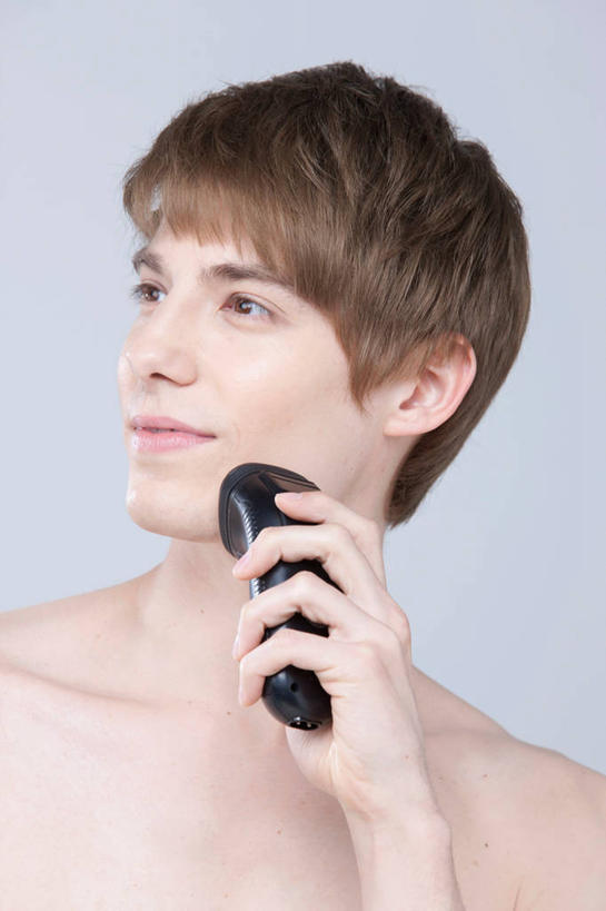 西方人,脸,头,脸颊,手,一个人,笑,微笑,竖图,室内,特写,白天,正面,欧洲,欧洲人,仅一个男性,仅一个人,握,灰色背景,剃须刀,拿,拿着,扭头,注视,裸露,肩膀,仅一个年轻男性,一个,观察,看,清洁,转头,手部,护理,握着,摄影,影棚,单个,观看,单手,刮胡刀,察看,家电,家用电器,关注,剃须,裸,电动剃须刀,仪容,仪表,男人,男性,年轻男性,白种人,头部,脸部,脸蛋,面部,半身,彩图,影棚拍摄,拍摄,小家电