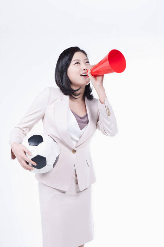东方人,一个人,商务人士,商务女性,站,竖图,室内,白天,白色背景,正面,足球,亚洲,仅一个年轻女性,仅一个女性,仅一个人,握,套装,足球装备,拿,拿着,注视,黄种人,喇叭,运动器械,红色,话筒,观察,看,站着,张嘴,健身器械,握着,摄影,影棚,观看,察看,关注,传声筒,呐喊,商务装,健身器材,张大嘴巴,工薪阶层,蹴鞠,叫嚷,呼吁,叫嚣,足球运动,年轻女性,女人,女性,亚洲人,白领,上班族,张开嘴,抬头,仰头,站立,半身,彩图,影棚拍摄,拍摄,运动器材