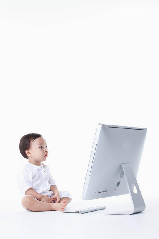 东方人,婴儿,儿童,一个人,坐,盘腿,竖图,室内,白天,白色背景,正面,婴儿服装,纯洁,电脑,显示器,键盘,亚洲,仅一个人,服装,网络,注视,黄种人,光脚,输入设备,通讯设备,小孩,衣服,观察,看,赤脚,台式电脑,可爱,摄影,服饰,活泼,影棚,观看,察看,衣着,穿着,关注,宝宝,通信设备,输出设备,纯真,烂漫,无邪,衣饰,电脑一体机,伶俐,天真,亚洲人,孩子,盘腿而坐,盘膝,盘着腿的,盘着腿坐,双腿交叉,坐着,彩图,全身,影棚拍摄,婴儿服,拍摄