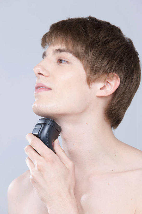 西方人,脸,头,脸颊,手,一个人,笑,微笑,竖图,室内,特写,白天,正面,欧洲,欧洲人,仅一个男性,仅一个人,握,灰色背景,剃须刀,拿,拿着,注视,裸露,肩膀,仅一个年轻男性,观察,看,清洁,手部,护理,握着,摄影,影棚,观看,单手,刮胡刀,察看,家电,家用电器,关注,剃须,裸,电动剃须刀,仪容,仪表,男人,男性,年轻男性,白种人,头部,脸部,脸蛋,面部,抬头,仰头,半身,彩图,影棚拍摄,拍摄,小家电