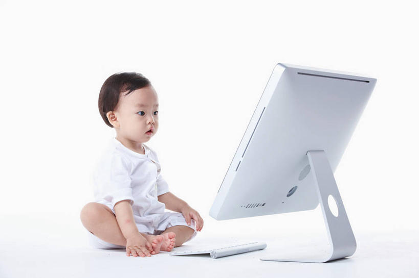 东方人,婴儿,儿童,一个人,坐,盘腿,横图,室内,白天,白色背景,侧面,婴儿服装,纯洁,电脑,显示器,键盘,亚洲,仅一个人,服装,网络,注视,黄种人,光脚,输入设备,通讯设备,小孩,衣服,观察,看,赤脚,台式电脑,可爱,摄影,服饰,活泼,影棚,观看,察看,衣着,穿着,关注,宝宝,通信设备,输出设备,纯真,烂漫,无邪,衣饰,电脑一体机,伶俐,天真,亚洲人,孩子,盘腿而坐,盘膝,盘着腿的,盘着腿坐,双腿交叉,坐着,彩图,全身,影棚拍摄,婴儿服,拍摄