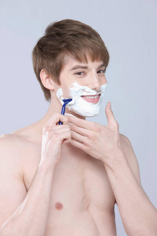 西方人,一个人,笑,微笑,露齿笑,竖图,室内,白天,正面,欧洲,欧洲人,仅一个男性,仅一个人,握,灰色背景,剃须刀,拿,拿着,注视,裸露,仅一个年轻男性,观察,看,清洁,护理,握着,摄影,影棚,观看,刮胡刀,剃须膏,察看,关注,剃须,裸,剃须泡沫,剃须啫喱,仪容,刮胡泡,刮胡啫喱,剃须沫,剃须泡,仪表,男人,男性,年轻男性,白种人,半身,彩图,影棚拍摄,拍摄