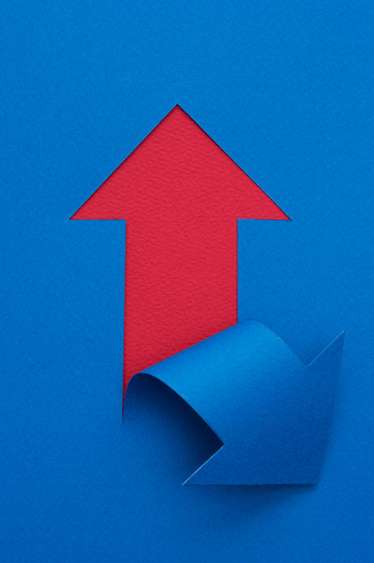 无人,竖图,俯视,室内,特写,白天,静物,阴影,艺术,反射,影子,纸艺,手工艺品,方向,文化,箭头,红色,蓝色,纸制品,工艺品,剪纸,高雅,指向,簇,自信心,品位,剪画,刻纸,彩图,高角度拍摄