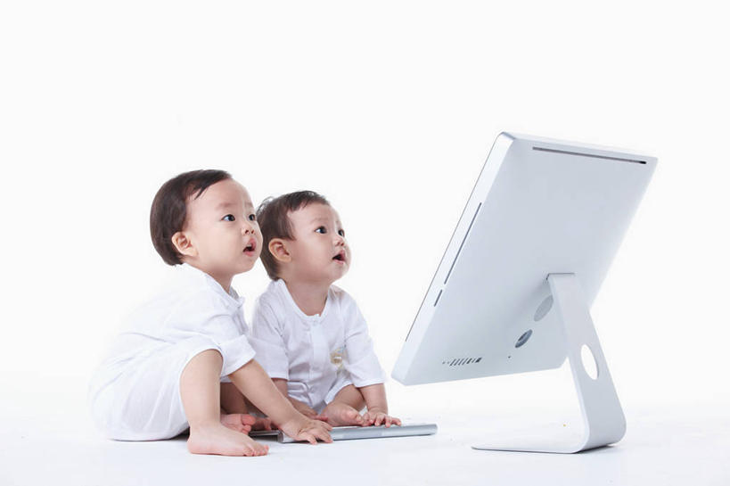 东方人,婴儿,儿童,两个人,坐,盘腿,横图,室内,白天,白色背景,侧面,婴儿服装,纯洁,电脑,显示器,键盘,亚洲,敲打,阴影,服装,反射,网络,影子,注视,黄种人,输入,输入设备,通讯设备,小孩,衣服,打字,观察,看,台式电脑,可爱,摄影,服饰,活泼,影棚,观看,点击,敲击,察看,衣着,穿着,关注,宝宝,通信设备,输出设备,纯真,烂漫,无邪,衣饰,电脑一体机,伶俐,天真,按键,电脑键盘,亚洲人,孩子,盘腿而坐,盘膝,盘着腿的,盘着腿坐,双腿交叉,坐着,彩图,全身,影棚拍摄,婴儿服,拍摄