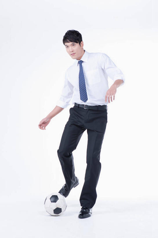 东方人,一个人,商务人士,商务男性,站,竖图,室内,白天,白色背景,正面,衬衫,足球,亚洲,仅一个男性,仅一个人,套装,领带,足球装备,抬腿,注视,黄种人,运动器械,仅一个年轻男性,观察,看,站着,踢球,健身器械,摄影,影棚,观看,察看,象征,庄重,关注,商务装,身份,健身器材,工薪阶层,蹴鞠,正式,地位,足球运动,男人,男性,年轻男性,亚洲人,白领,上班族,站立,彩图,全身,影棚拍摄,衬衣,拍摄,运动器材