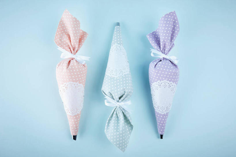 无人,横图,俯视,室内,特写,白天,桌面,桌子,静物,袋子,制作,阴影,蓝色背景,装饰,反射,裱花袋,影子,加工,塑料袋,三个,粉色,蓝色,紫色,摄影,影棚,裱花枪,裱花,彩图,高角度拍摄,影棚拍摄,拍摄