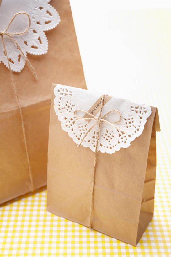 无人,竖图,俯视,室内,特写,白天,白色背景,桌面,桌子,静物,袋子,礼物,阴影,朦胧,模糊,反射,包装袋,影子,纸袋,斑点,两个,粉色,绳子,摄影,礼品,影棚,绳索,礼品袋,彩图,高角度拍摄,影棚拍摄,拍摄