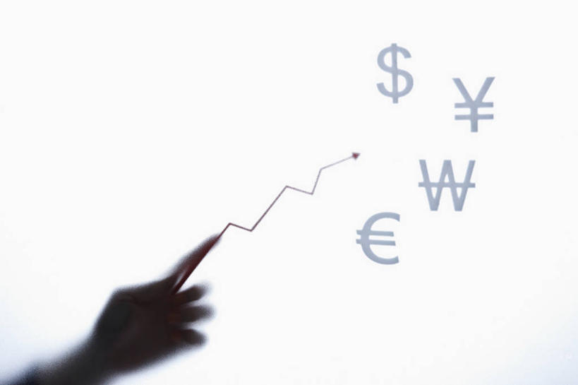 西方人,手,一个人,横图,室内,白天,白色背景,正面,欧洲,欧洲人,仅一个男性,仅一个人,指,阴影,曲折,弯曲,反射,标志,文字,影子,字符,字母,指点,方向,标识,箭头,仅一个年轻男性,白色,四个,手部,摄影,蜿蜒,影棚,单手,指向,簇,美元符号,男人,男性,年轻男性,白种人,半身,彩图,影棚拍摄,拍摄,欧元符号,日元符号,韩币符号