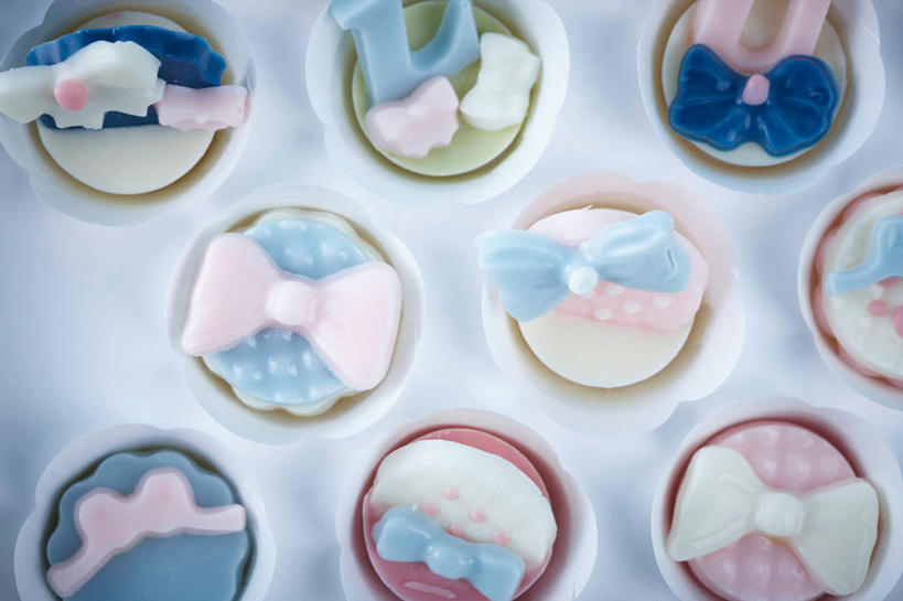 无人,横图,俯视,室内,特写,白天,许多,阴影,反射,影子,纸盒,食品,糖,糖果,甜点,甜品,很多,白巧克力,纸巾盒,盒子,食物,排列,蓝色,包装盒,容器,甜食,巧克力,摄影,影棚,储藏,朱古力,储存,摆列,彩图,高角度拍摄,影棚拍摄,拍摄,布列,分列,贮存