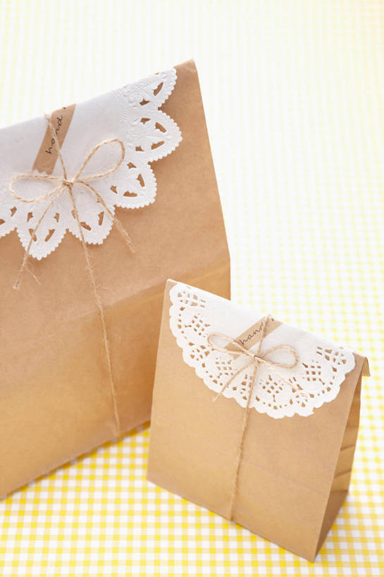 无人,竖图,俯视,室内,特写,白天,桌面,桌子,静物,袋子,礼物,阴影,黄色背景,朦胧,模糊,反射,包装袋,方格,格子,影子,纸袋,两个,黄色,绳子,摄影,礼品,影棚,绳索,礼品袋,彩图,高角度拍摄,影棚拍摄,拍摄