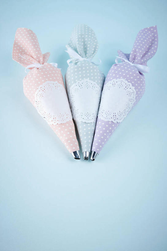 无人,竖图,俯视,室内,特写,白天,桌面,桌子,静物,袋子,制作,阴影,蓝色背景,装饰,反射,裱花袋,影子,加工,塑料袋,三个,粉色,蓝色,绿色,紫色,摄影,影棚,裱花枪,裱花,彩图,高角度拍摄,影棚拍摄,拍摄