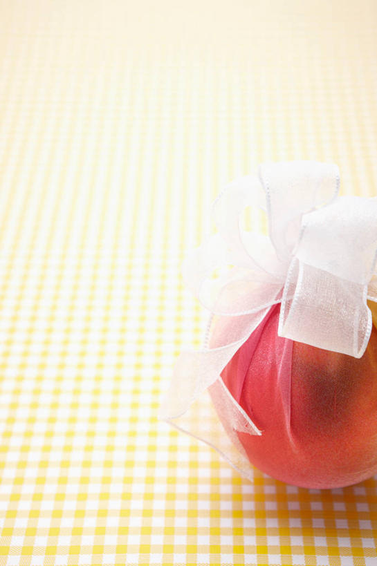 无人,竖图,室内,特写,白天,正面,桌面,桌子,静物,袋子,礼物,阴影,黄色背景,朦胧,模糊,反射,包装袋,方格,格子,丝绸,丝带,影子,纸袋,缎带,绸带,球,一个,黄色,红色,白色,摄影,礼品,影棚,单个,礼品袋,彩图,影棚拍摄,拍摄