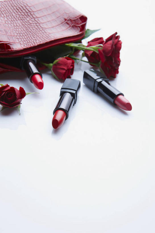 无人,竖图,俯视,室内,特写,白天,爱情,幸福,纯洁,热情,桌面,桌子,玫瑰,三朵,阴影,灰色背景,盛开,反射,包,影子,玫瑰花,浪漫,花蕾,花,花瓣,花朵,鲜花,三个,一个,红色,灰色,唇膏,化妆品,口红,花苞,花蕊,温暖,温馨,恩爱,摄影,影棚,单个,化妆包,和睦,化妆用品,感动,尊敬,提包,唇棒,天真,刺玫花,徘徊花,彩图,高角度拍摄,影棚拍摄,拍摄,融洽