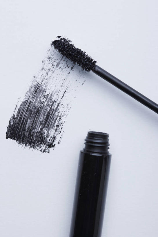 无人,竖图,俯视,室内,特写,白天,白色背景,桌面,桌子,静物,阴影,反射,影子,一个,白色,黑色,化妆品,睫毛膏,摄影,影棚,单个,化妆用品,眼妆,睫毛液,彩图,高角度拍摄,影棚拍摄,拍摄