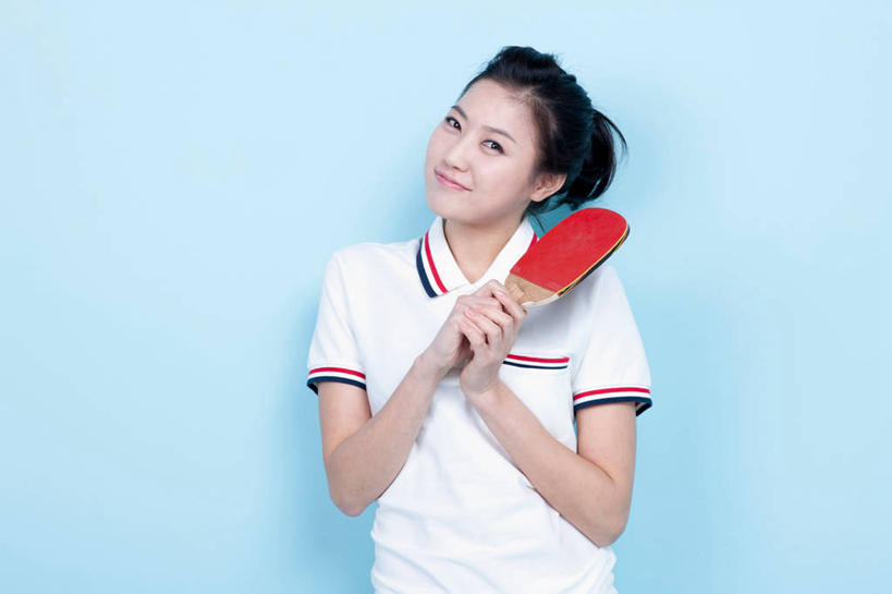 东方人,一个人,运动员,站,笑,微笑,横图,室内,白天,正面,运动服,亚洲,仅一个年轻女性,仅一个女性,仅一个人,握,蓝色背景,服装,乒乓球拍,乒乓球装备,球拍,拿,拿着,注视,黄种人,运动器械,衣服,观察,看,站着,健身器械,握着,摄影,服饰,影棚,观看,察看,衣着,穿着,关注,健身器材,乒乓球球拍,衣饰,乒乓球,乒乓球运动,年轻女性,女人,女性,亚洲人,体育运动员,运动选手,站立,半身,彩图,影棚拍摄,拍摄,乒乓球运动员,运动器材,运动装