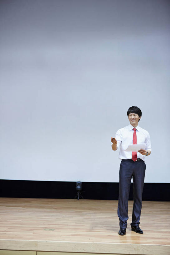 东方人,一个人,商务人士,商务男性,站,竖图,室内,白天,正面,衬衫,地板,亚洲,仅一个男性,仅一个人,阴影,套装,反射,材料,档案,文件,影子,纸,领带,地面,注视,黄种人,木地板,仅一个年轻男性,手稿,资料,观察,看,演讲,站着,报告,观看,证明,察看,象征,演说,庄重,关注,文档,商务装,身份,宣传,工薪阶层,正式,地位,鼓动,讲演,男人,男性,年轻男性,亚洲人,白领,上班族,站立,彩图,全身,衬衣