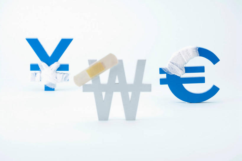 无人,横图,室内,特写,白天,白色背景,正面,钱,静物,标志,钱币,纱布,文字,欧元,标识,蓝色,白色,医疗用品,治疗,金融,摄影,影棚,经济,固定,医疗,医疗设备,胶布,流通,贸易,止血,货币,绷带,创可贴,彩图,影棚拍摄,拍摄,欧元符号