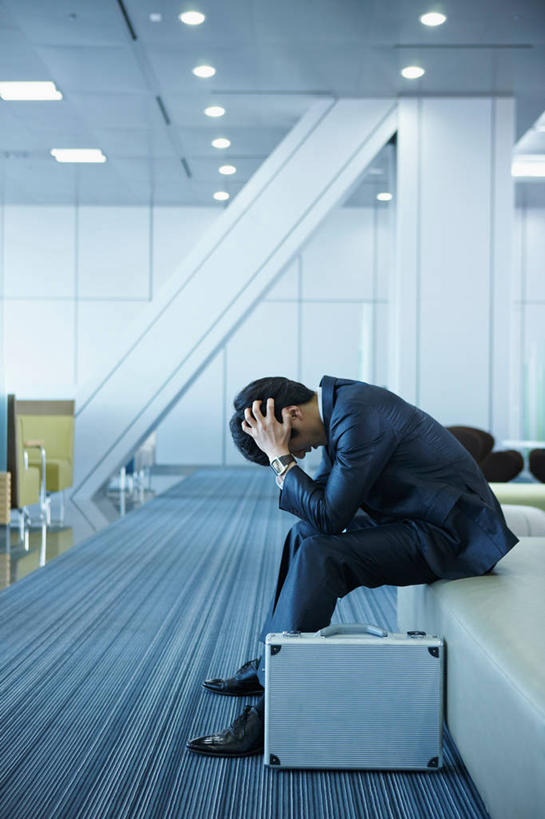 东方人,一个人,商务人士,商务男性,坐,竖图,室内,白天,侧面,衬衫,失败,沙发,照明,亚洲,仅一个男性,仅一个人,许多,抱头,阴影,套装,沮丧,时间,光线,包,公文包,时钟,手表,影子,灯光,很多,计时,黄种人,顶灯,灯,排列,仅一个年轻男性,灯具,钟表,难受,表,无奈,公事包,失望,悲伤,腕表,照亮,双手抱头,伤心,难过,照明设备,失落,商务装,布艺沙发,工薪阶层,颓废,挫败,受挫,落败,落空,错过,失足,失意,失策,失算,颓丧,衰颓,悲哀,懊丧,颓靡,气馁,丧气,捧首,捧头,摆列,败北,挫折,失利,男人,男性,年轻男性,亚洲人,白领,上班族,钟,坐着,彩图,全身,衬衣,布列,分列