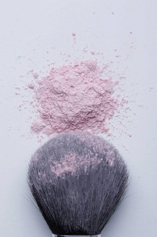 无人,竖图,俯视,室内,特写,白天,白色背景,静物,粉饼,粉末,一个,粉色,化妆品,化妆刷,刷子,粉,摄影,影棚,单个,腮红刷,修饰,美容工具,护肤品,化妆用品,护肤用品,遮盖,彩妆刷,化妆工具,吸脂,粉状,粉剂,胭脂刷,彩图,高角度拍摄,影棚拍摄,拍摄,防晒