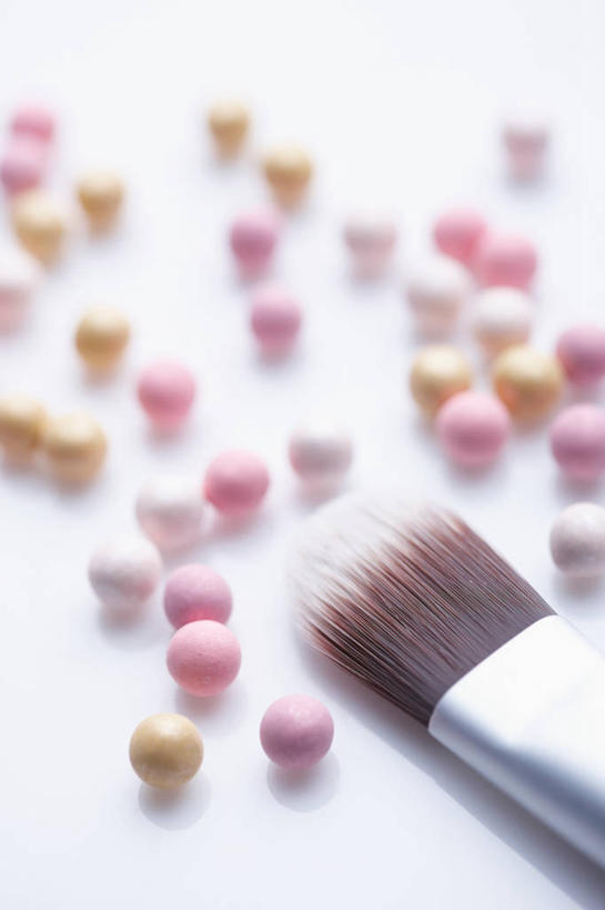 无人,竖图,俯视,室内,特写,白天,白色背景,静物,朦胧,模糊,图形,珠子,几何,化妆品,化妆刷,刷子,球体,腮红,摄影,影棚,腮红刷,美容工具,化妆用品,数学,胭脂,彩妆刷,化妆工具,胭脂刷,彩图,高角度拍摄,影棚拍摄,拍摄,几何图形,立体几何,立体图形
