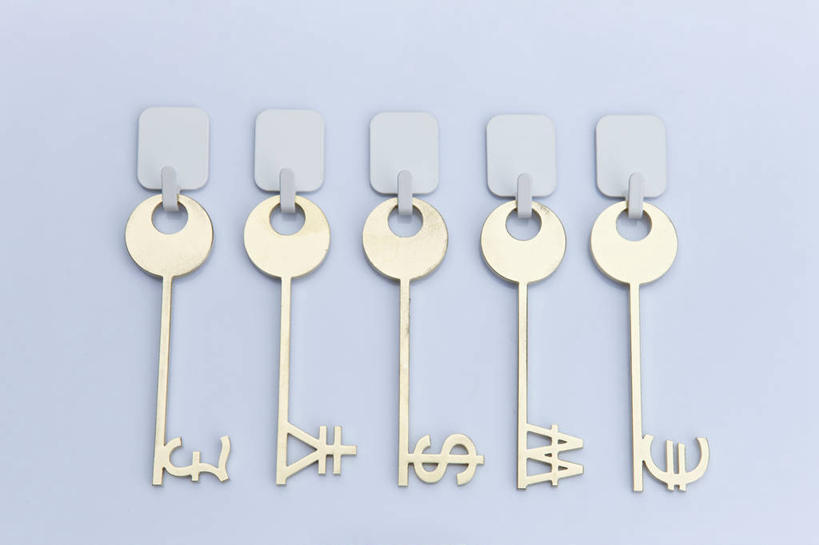 无人,横图,俯视,室内,特写,白天,安全,钱,美元,静物,一排,阴影,蓝色背景,整齐,反射,标志,钱币,文字,影子,防护,钥匙,美金,标识,排列,金融,摄影,影棚,经济,五把,保护,开启,队列,封闭,美圆,保险,私密,流通,贸易,保全,周全,安稳,安定,防盗,平安,货币,美元符号,现金,彩图,高角度拍摄,影棚拍摄,拍摄,欧元符号,英镑符号,人民币符号