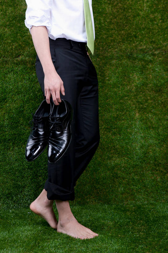 东方人,一个人,商务人士,商务男性,站,竖图,室内,白天,侧面,鞋,衬衫,草地,草坪,植物,鞋子,亚洲,仅一个男性,仅一个人,握,套装,领带,皮革,拿,拿着,黄种人,光脚,草,仅一个年轻男性,绿色,站着,赤脚,握着,摄影,影棚,象征,庄重,商务装,身份,工薪阶层,正式,地位,男人,男性,年轻男性,亚洲人,白领,上班族,站立,半身,彩图,影棚拍摄,衬衣,皮鞋,拍摄