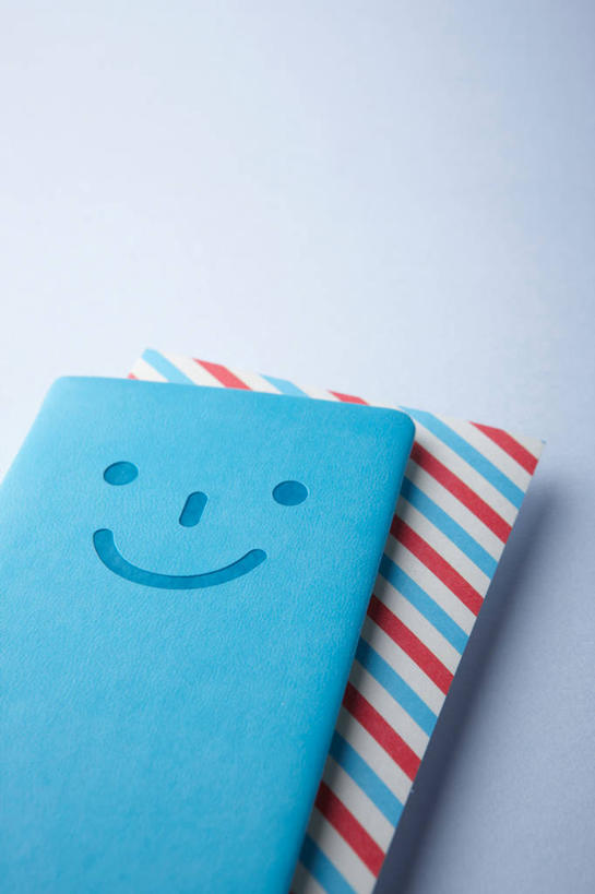 无人,竖图,俯视,室内,特写,白天,桌子,静物,阴影,蓝色背景,条纹,反射,影子,记事本,书桌,蓝色,本子,笔记本,课桌,笑容,摄影,影棚,两本,笑脸,笑貌,彩图,高角度拍摄,影棚拍摄,拍摄