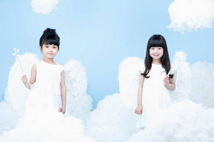 东方人,儿童,两个人,伙伴,朋友,站,笑,微笑,横图,室内,白天,正面,裙子,友谊,纯洁,亚洲,天使,握,蓝色背景,连衣裙,翅膀,云,云朵,云彩,注视,黄种人,小孩,白色,白云,观察,看,站着,可爱,童年,童趣,握着,摄影,影棚,观看,察看,神圣,关注,善良,仙女棒,童真,信徒,烂漫,无邪,使者,圣洁,天真,友情,女孩,女人,女性,亚洲人,站立,半身,彩图,影棚拍摄,拍摄,女生
