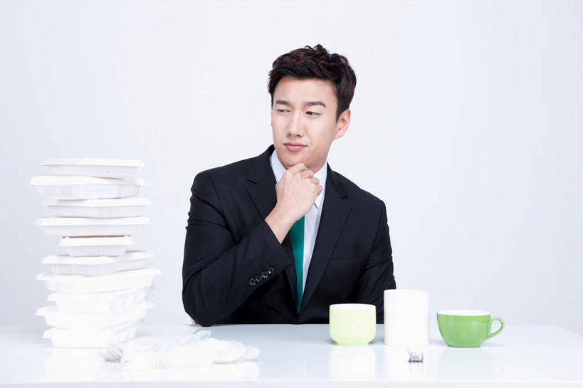 东方人,一个人,商务人士,商务男性,办公室,坐,横图,室内,白天,白色背景,正面,衬衫,家具,桌子,杯子,餐具,亚洲,仅一个男性,仅一个人,一堆,许多,撑,阴影,堆叠,堆积,套装,反射,瓷器,影子,办公桌,咖啡杯,领带,陶瓷制品,很多,托腮,注视,黄种人,仅一个年轻男性,容器,观察,看,托,思考,摄影,影棚,观看,储藏,堆,察看,象征,庄重,储存,关注,托下巴,瓷杯,一次性饭盒,商务装,身份,工薪阶层,办公家具,正式,地位,思虑,单手托腮,男人,男性,年轻男性,亚洲人,白领,上班族,进餐用具,坐着,半身,彩图,影棚拍摄,衬衣,拍摄,一次性餐盒,贮存
