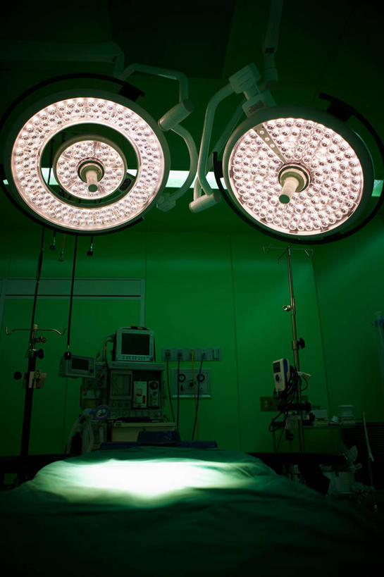 无人,医院,竖图,室内,白天,正面,床,照明,灯光,灯,灯具,照亮,手术,医疗设备,手术室,照明设备,医疗器械,手术台,无影灯,医疗机构,手术床,彩图,病院,诊所