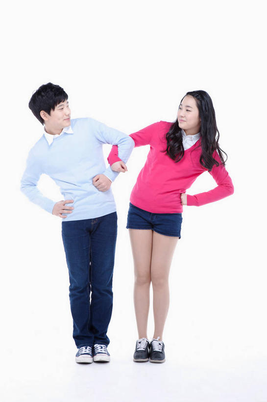 东方人,两个人,伙伴,朋友,站,竖图,室内,白天,白色背景,正面,友谊,鞋子,亚洲,阴影,服装,裤子,反射,影子,注视,牛仔裤,休闲装,黄种人,相视,衣服,观察,看,手挽手,站着,休闲,同学,面对面,休闲服,摄影,服饰,影棚,观看,对视,帆布鞋,休闲鞋,察看,互视,校友,关注,相对,相看,同窗,学友,友情,男人,男性,年轻男性,年轻女性,女人,女性,亚洲人,站立,彩图,全身,影棚拍摄,拍摄