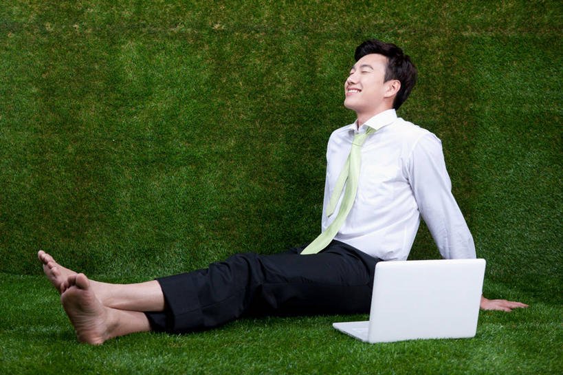 一个人,商务人士,商务男性,坐,闭眼,横图,室内,白天,侧面,衬衫,电脑,笔记本电脑,仅一个男性,仅一个人,撑,绿色背景,阴影,套装,反射,网络,影子,领带,光脚,通讯设备,仅一个年轻男性,赤脚,摄影,影棚,一台,无线,撑着,象征,庄重,通信设备,商务装,身份,无线网络,无线上网,便携式电脑,工薪阶层,正式,地位,手提电脑,男人,男性,年轻男性,白领,上班族,闭眼睛,闭着眼,闭着眼睛,坐着,彩图,全身,影棚拍摄,衬衣,拍摄