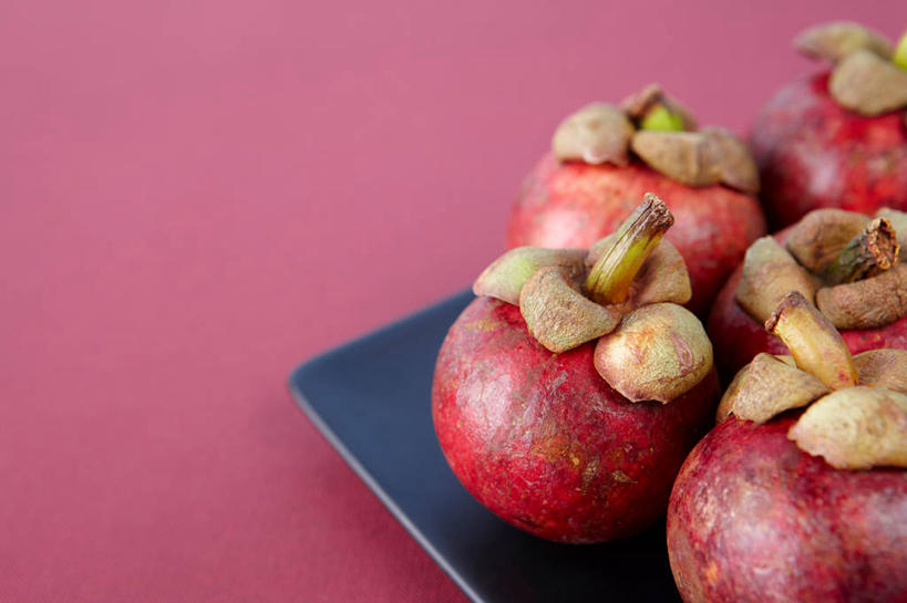 无人,横图,俯视,室内,特写,白天,餐桌,桌子,餐具,水果,五个,许多,阴影,粉色背景,新鲜,反射,碟子,盘,影子,生食,食品,果实,食物,盘子,碟,摄影,有机食品,绿色食品,影棚,餐台,山竹果,山竹,莽吉柿,山竹子,山竺,彩图,高角度拍摄,影棚拍摄,拍摄