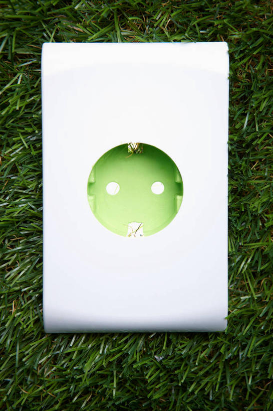 无人,竖图,俯视,室外,特写,白天,草地,草坪,植物,电器,插座,草,绿色,家用电器,插线板,拖线板,电源转换器,排插,彩图,高角度拍摄