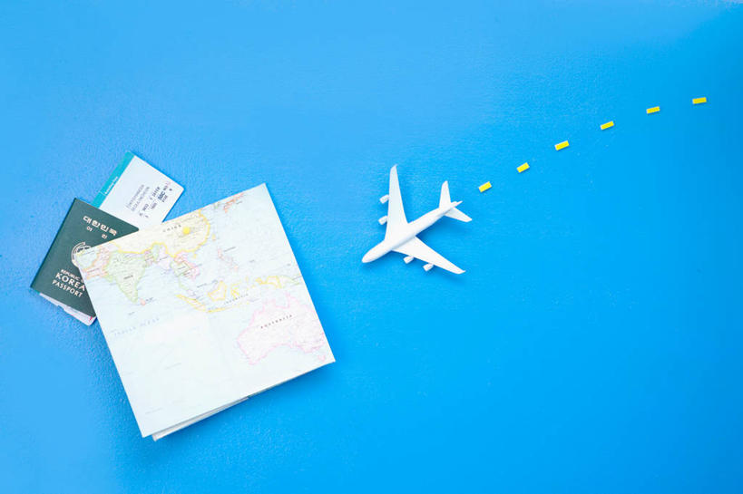 无人,方图,俯视,室内,特写,白天,道路,飞机,静物,地图,蓝色背景,信息,交通,方向,航空,本子,交通工具,运输,摄影,影棚,一架,引导,指引,护照,证明,客机,通行,载具,身份,彩图,高角度拍摄,影棚拍摄,拍摄,导航,机票