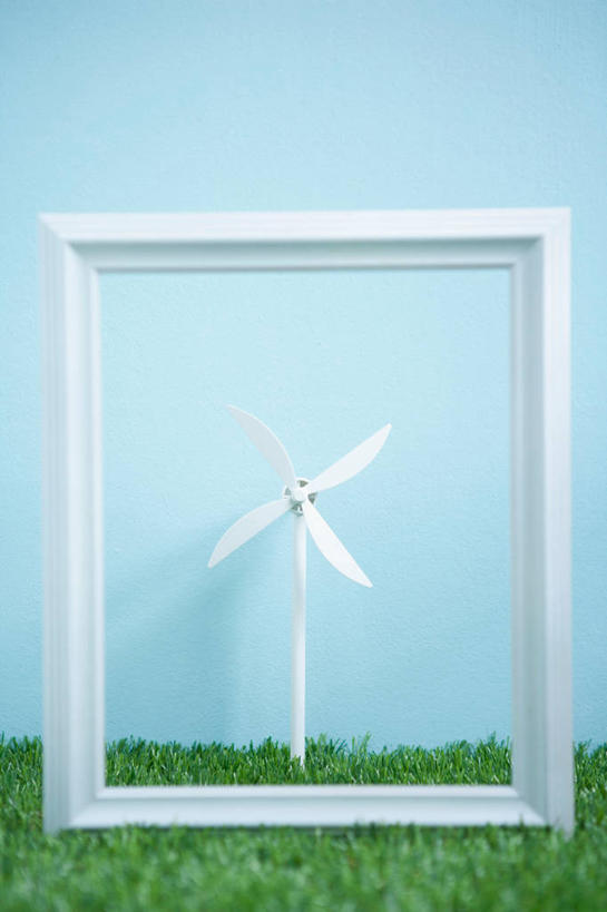 无人,竖图,室内,白天,正面,农业,风能,风力发电机,草地,草坪,植物,风车,相框,阴影,蓝色背景,环保,电力,反射,边框,影子,设备,草,绿色,发电,机械,工业,摄影,影棚,能源,资源,风力机,利用,低碳,风力发电,风力涡轮机,彩图,影棚拍摄,拍摄