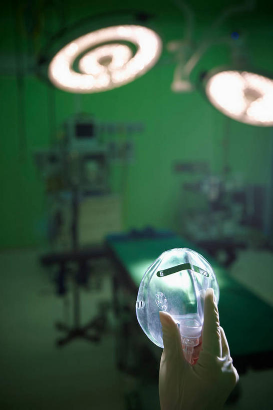 东方人,手,一个人,医生,竖图,室内,特写,白天,正面,床,照明,亚洲,仅一个男性,仅一个人,握,朦胧,模糊,灯光,黄种人,灯,仅一个年轻男性,手套,灯具,医护人员,医疗人员,手部,橡胶,握着,单手,照亮,手术,医疗设备,氧气面罩,照明设备,医疗器械,橡胶手套,手术台,橡胶制品,无影灯,手术床,医用手套,男人,男性,年轻男性,亚洲人,大夫,半身,彩图