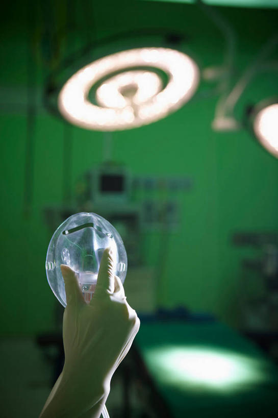 东方人,手,一个人,医生,医院,竖图,室内,特写,白天,正面,机器,床,照明,亚洲,仅一个男性,仅一个人,握,朦胧,模糊,医学,灯光,黄种人,设备,灯,仅一个年轻男性,手套,灯具,医护人员,医疗人员,手部,橡胶,握着,单手,照亮,手术,医疗,医疗设备,手术室,呼吸机,照明设备,医疗器械,橡胶手套,手术台,医疗工具,橡胶制品,无影灯,医疗机构,手术床,医用手套,男人,男性,年轻男性,亚洲人,大夫,半身,彩图,病院,诊所