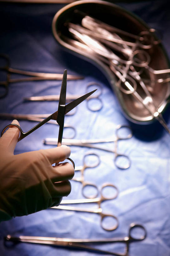 东方人,手,一个人,医生,竖图,俯视,室内,特写,白天,床,金属制品,亚洲,仅一个男性,仅一个人,握,修剪,朦胧,模糊,金属,工具,剪刀,拿,拿着,黄种人,仅一个年轻男性,手套,医护人员,医疗人员,手部,橡胶,握着,单手,裁剪,医疗设备,剪子,剪裁,切割,医疗器械,橡胶手套,手术台,橡胶制品,手术床,医用手套,手术剪刀,手术剪,男人,男性,年轻男性,亚洲人,大夫,半身,彩图,高角度拍摄