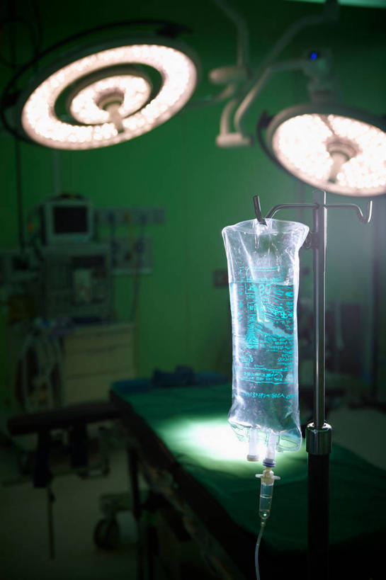 无人,医院,竖图,室内,白天,正面,床,照明,阴影,不锈钢,朦胧,模糊,光线,不锈钢制品,影子,灯光,灯,灯具,针管,针筒,注射,照亮,手术,医疗,医疗设备,手术室,注射器,输液,照明设备,医疗器械,手术台,打点滴,无影灯,医疗机构,输液架,输液瓶,手术床,静脉输液,医疗用具,彩图,病院,诊所