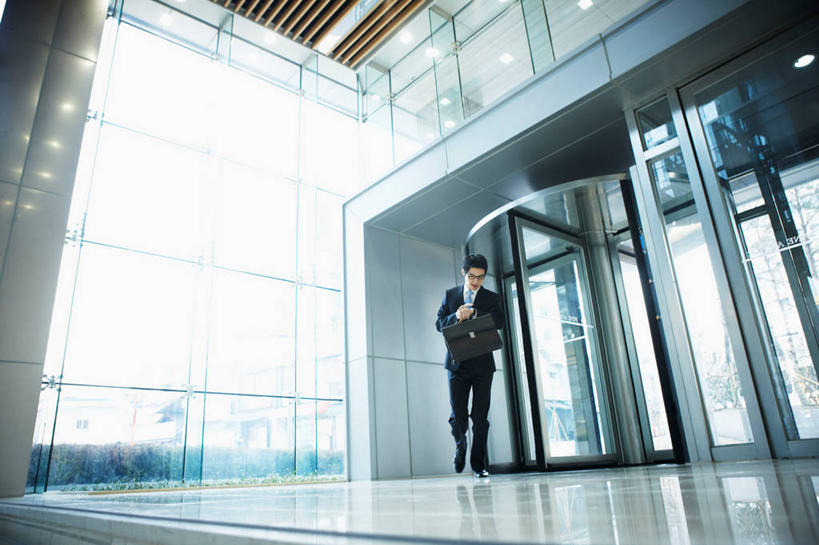 东方人,一个人,商务人士,商务男性,走,横图,室内,白天,仰视,衬衫,窗户,门,亚洲,仅一个男性,仅一个人,套装,眼镜,领带,注视,黄种人,玻璃窗,仅一个年轻男性,门框,低头,观察,看,旋转门,观看,察看,象征,庄重,关注,商务装,身份,近视眼镜,工薪阶层,正式,地位,男人,男性,年轻男性,亚洲人,白领,上班族,步行,散步,走路,彩图,低角度拍摄,全身,衬衣