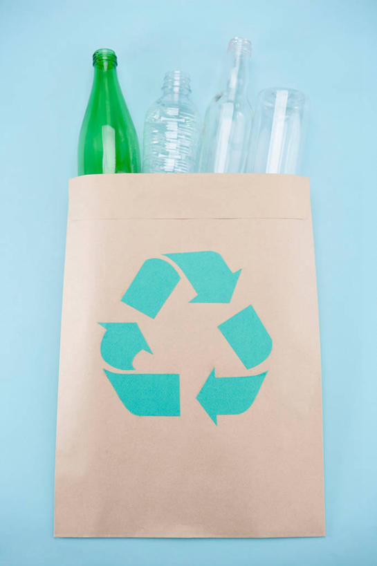 无人,竖图,室内,特写,白天,正面,静物,袋子,阴影,蓝色背景,环保,反射,罐子,影子,纸袋,箭头,玻璃制品,玻璃瓶,瓶子,容器,武器,战争,摄影,影棚,能源,储藏,回收,资源,储存,兵器,利用,低碳,循环,远程,冷兵器,簇,矢,持续,彩图,影棚拍摄,拍摄,贮存